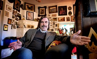 „Ich bin im Laufe der Jahre ruhiger geworden", sagt Norbert Morkes von sich selbst. Und wohl auch fröhlicher. Mussten Pressefotografen ihn früher noch überreden, lächelnd in die Kamera zu schauen, macht er es heute von alleine. Hier in seinem Sessel im Wohnzimmer vor dem großen Kachelofen. - Andreas Frücht „Ich bin im Laufe der Jahre ruhiger geworden", sagt Norbert Morkes von sich selbst. Und wohl auch fröhlicher. Mussten Pressefotografen ihn früher noch überreden, lächelnd in die Kamera zu schauen, macht er es heute von alleine. Hier in seinem Sessel im Wohnzimmer vor dem großen Kachelofen. - Andreas Frücht