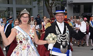 Peter Riepe und Karin Latzel bei ihrem ersten Auftritt als Beverunger Schützenkönigpaar. Am zweiten Juliwochenende findet der Höhepunkt und gleichzeitig Abschluss ihrer Regentschaft statt. - Thomas Kube Peter Riepe und Karin Latzel bei ihrem ersten Auftritt als Beverunger Schützenkönigpaar. Am zweiten Juliwochenende findet der Höhepunkt und gleichzeitig Abschluss ihrer Regentschaft statt. - Thomas Kube