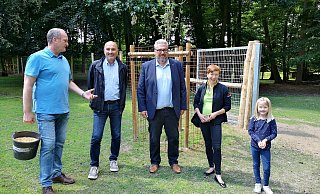 Rainer Frilling (v. l.) vom Verein "Damwildgehege Oeynhauseer Schweiz", Dirk Henschel (Leiter Eigenbetrieb Staatsbad), Bürgermeister Achim Wilmsmeier, Katrin Kischkel vom Zaunteam Kischkel und ein junge Fan des Wildtiergeheges. - Stadt Bad Oeynhausen Rainer Frilling (v. l.) vom Verein "Damwildgehege Oeynhauseer Schweiz", Dirk Henschel (Leiter Eigenbetrieb Staatsbad), Bürgermeister Achim Wilmsmeier, Katrin Kischkel vom Zaunteam Kischkel und ein junge Fan des Wildtiergeheges. - Stadt Bad Oeynhausen