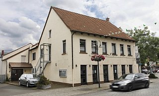 Gastwirtschaft, Kolonialwarenladen, Kino, Kindergarten, Supermarkt und Diskothek - das Haus an der Hauptstraße 4 hat eine lange und wechselvolle Geschichte. Der Versatz im Dach des Saals (hinten links) zeugt noch heute von einer Änderung der Planung während des Umbaus zum Kino 1953 - ein Nachbar hatte sich aus Furcht vor der Verschattung seines Grundstücks dagegen gewehrt. - Roland Thöring Gastwirtschaft, Kolonialwarenladen, Kino, Kindergarten, Supermarkt und Diskothek - das Haus an der Hauptstraße 4 hat eine lange und wechselvolle Geschichte. Der Versatz im Dach des Saals (hinten links) zeugt noch heute von einer Änderung der Planung während des Umbaus zum Kino 1953 - ein Nachbar hatte sich aus Furcht vor der Verschattung seines Grundstücks dagegen gewehrt. - Roland Thöring