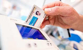 Elektronische Rezepte sollen nach jahrelangen Verzögerungen 2024 den Durchbruch schaffen und zum Standard für Millionen Patientinnen und Patienten werden. - Fabian Sommer/dpa Elektronische Rezepte sollen nach jahrelangen Verzögerungen 2024 den Durchbruch schaffen und zum Standard für Millionen Patientinnen und Patienten werden. - Fabian Sommer/dpa