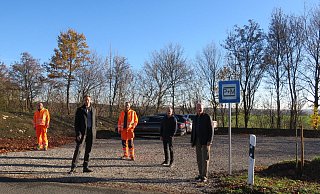 Bürgermeister Matthias Möllers (vorne l.) und Ideengeber Udo Waldhoff (vorne r.) freuen sich über den neuen Mitfahrerparkplatz am Ortsausgang. - Gemeinde Altenbeken Bürgermeister Matthias Möllers (vorne l.) und Ideengeber Udo Waldhoff (vorne r.) freuen sich über den neuen Mitfahrerparkplatz am Ortsausgang. - Gemeinde Altenbeken