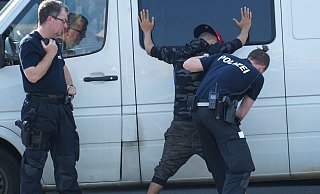 Am Nachmittag fassten die Drogenfahnder zwei polizeibekannte Dealer, am Abend radelte ihnen noch ein dritter in die Arme. - Symbolfoto: Christian Geisler Am Nachmittag fassten die Drogenfahnder zwei polizeibekannte Dealer, am Abend radelte ihnen noch ein dritter in die Arme. - Symbolfoto: Christian Geisler