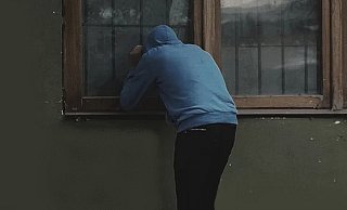 Der oder die Täter sollen unter anderem in Fenster hineingespäht haben (Symbolfoto). - Pixabay Der oder die Täter sollen unter anderem in Fenster hineingespäht haben (Symbolfoto). - Pixabay