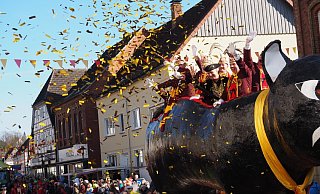 Die schwarze Katze ist das Symboltier des Nieheimer Karnevals – und Gefährt für den Elferrat der Käsestadt. - Josef Köhne Die schwarze Katze ist das Symboltier des Nieheimer Karnevals – und Gefährt für den Elferrat der Käsestadt. - Josef Köhne
