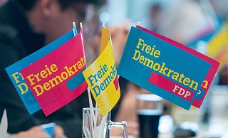 Das Ergebnis der FDP-Mitgliederbefragung gilt als wichtiges Stimmungsbild. - picture alliance / Armin Weigel/dpa Das Ergebnis der FDP-Mitgliederbefragung gilt als wichtiges Stimmungsbild. - picture alliance / Armin Weigel/dpa