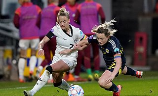 Harte Gegenwehr durch Schottland für DFB-Kapitänin Giulia Gwinn - Andrew Milligan/PA Wire/dpa Harte Gegenwehr durch Schottland für DFB-Kapitänin Giulia Gwinn - Andrew Milligan/PA Wire/dpa