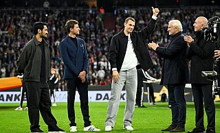 Rudi Völler (2. von rechts) kann die Diskussion um eine Rückkehr von Manuel Neuer (Mitte) verstehen. - Tom Weller/dpa Rudi Völler (2. von rechts) kann die Diskussion um eine Rückkehr von Manuel Neuer (Mitte) verstehen. - Tom Weller/dpa