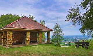 Die Kaiser-Friedrich-Gedächtnishütte an der Schwedenschanze ist derzeit „corona-bedingt" geschlossen. Foto: Sarah Jonek - Sarah Jonek Die Kaiser-Friedrich-Gedächtnishütte an der Schwedenschanze ist derzeit „corona-bedingt" geschlossen. Foto: Sarah Jonek - Sarah Jonek