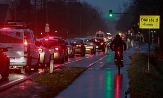 Berufsverkehr: Fast täglich kommt es auf der B 61 in Ummeln zu langen Staus. - Andreas Zobe Berufsverkehr: Fast täglich kommt es auf der B 61 in Ummeln zu langen Staus. - Andreas Zobe