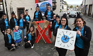 11.11 Uhr am 11.11 – die alte Uhr des Höxteraner Hallenbades zeigt die magische Uhrzeit an. Die Huxaria-Hexen mit der ersten und zweiten Vorsitzenden, Simone Kube und Diana Freytag (v. r.), haben zum Sessionsauftakt ein Video gedreht. - Thomas Kube 11.11 Uhr am 11.11 – die alte Uhr des Höxteraner Hallenbades zeigt die magische Uhrzeit an. Die Huxaria-Hexen mit der ersten und zweiten Vorsitzenden, Simone Kube und Diana Freytag (v. r.), haben zum Sessionsauftakt ein Video gedreht. - Thomas Kube