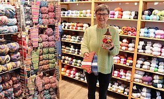 Martina Knaps ist Inhaberin der "Sockenmanufaktur". Neben Wolle in allen Farben und Formen finden Kunden hier auch ihre selbstgestrickten Socken und ihre Amigurumi-Figuren. - Shannon-Lee Bendig Martina Knaps ist Inhaberin der "Sockenmanufaktur". Neben Wolle in allen Farben und Formen finden Kunden hier auch ihre selbstgestrickten Socken und ihre Amigurumi-Figuren. - Shannon-Lee Bendig