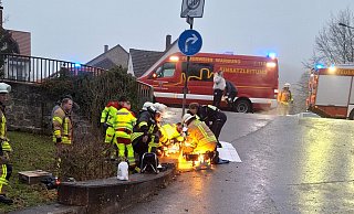 Wegen der Glätte ausrutschte, war ein Junge in Scherfede ausgerutscht und zwischen einem Verkehrsschild und einer Mauer eingeklemmt. Die Feuerwehr musste ihn befreien. - FFW Warburg Wegen der Glätte ausrutschte, war ein Junge in Scherfede ausgerutscht und zwischen einem Verkehrsschild und einer Mauer eingeklemmt. Die Feuerwehr musste ihn befreien. - FFW Warburg
