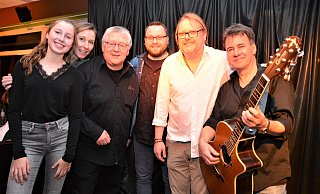 Lina und Britta Holwitt (v.l.), Jörg Czyborra, Jesse Tayler, Stefan Just und Thorsten Hasselberg haben den abwechslungsreichen Abend im „CheckIn" gestaltet. - Karin Prignitz Lina und Britta Holwitt (v.l.), Jörg Czyborra, Jesse Tayler, Stefan Just und Thorsten Hasselberg haben den abwechslungsreichen Abend im „CheckIn" gestaltet. - Karin Prignitz