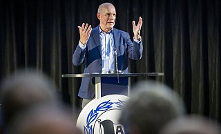 Arminia-Präsident Rainer Schütte erhielt für seine Rede einigen Applaus von den DSC-Mitgliedern. - Sarah Jonek Arminia-Präsident Rainer Schütte erhielt für seine Rede einigen Applaus von den DSC-Mitgliedern. - Sarah Jonek