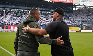 SCP-Coach Lukas Kwasniok (r.) und Hansa-Trainer Mersad Selimbegovic pflegen ein herzliches Verhältnis zueinander. Das zeigte sich auch bei der Begrüßung vor dem Anpfiff. - picture alliance/dpa SCP-Coach Lukas Kwasniok (r.) und Hansa-Trainer Mersad Selimbegovic pflegen ein herzliches Verhältnis zueinander. Das zeigte sich auch bei der Begrüßung vor dem Anpfiff. - picture alliance/dpa