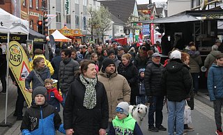 Beim Sälzerfest nutzten tausende Besucher das trockene Wetter für einen abwechslungsreichen Sonntagsbummel. - Johannes Büttner Beim Sälzerfest nutzten tausende Besucher das trockene Wetter für einen abwechslungsreichen Sonntagsbummel. - Johannes Büttner