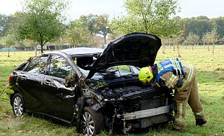 Bei einem Verkehrsunfall auf der Mastholter Straße kam der Mercedes eines älteren Ehepaares wegen eines medizinischen Notfalls von der Fahrbahn ab. - Ralph Meyer Bei einem Verkehrsunfall auf der Mastholter Straße kam der Mercedes eines älteren Ehepaares wegen eines medizinischen Notfalls von der Fahrbahn ab. - Ralph Meyer