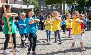 Der Gänsemarkt ist normalerweise das Herz des Weltkindertages. Auch nach Ausweitung auf fast alle Plätze der Stadt ist hier reichlich los. Dafür sorgen auch die Shows der Tanzschule Roemkens. - Ralf Bittner Der Gänsemarkt ist normalerweise das Herz des Weltkindertages. Auch nach Ausweitung auf fast alle Plätze der Stadt ist hier reichlich los. Dafür sorgen auch die Shows der Tanzschule Roemkens. - Ralf Bittner