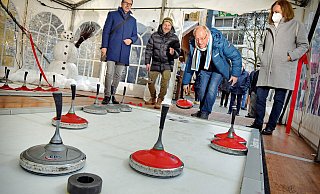 Anwurf: Oberbürgermeister Pit Clausen testet Olaf Lewald (Amt für Verkehr), Henner Zimmat (Altstadt-Kaufleute) und Bezirksbürgermeisterin Gudrun Hennke die Eisstockbahn an der Nicolaikirche. - Barbara Franke Anwurf: Oberbürgermeister Pit Clausen testet Olaf Lewald (Amt für Verkehr), Henner Zimmat (Altstadt-Kaufleute) und Bezirksbürgermeisterin Gudrun Hennke die Eisstockbahn an der Nicolaikirche. - Barbara Franke