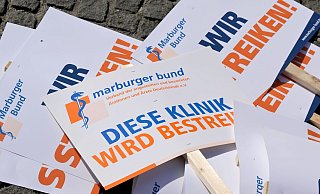 60.000 Ärzte sind aufgerufen, am Montag einen Tag lang die Arbeit niederzulegen. (Archivbild) - Peter Kneffel/dpa 60.000 Ärzte sind aufgerufen, am Montag einen Tag lang die Arbeit niederzulegen. (Archivbild) - Peter Kneffel/dpa