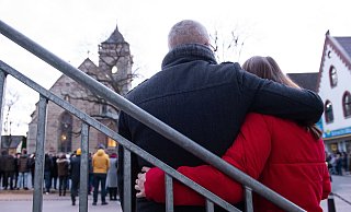 Ein Tag nach der Tat in Volkmarsen versammelten sich Menschen zum ökumenischen Gottesdienst. - picture alliance/dpa Ein Tag nach der Tat in Volkmarsen versammelten sich Menschen zum ökumenischen Gottesdienst. - picture alliance/dpa