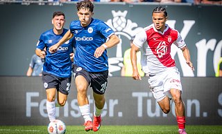 Arminias Florian Micheler (vorne), hier im Testspiel gegen die AS Monaco, sammelt in dieser Woche weitere internationale Erfahrung. - Sarah Jonek Arminias Florian Micheler (vorne), hier im Testspiel gegen die AS Monaco, sammelt in dieser Woche weitere internationale Erfahrung. - Sarah Jonek