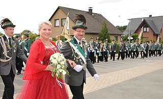 Festlicher Durchzug: Das Regentenpaar des Schützenvereins Lenzinghausen Dirk und Silke Kniepkamp marschiert zur Feierstunde an der Grundschule. Foto: Stefanie Boss - Stefanie Boss Festlicher Durchzug: Das Regentenpaar des Schützenvereins Lenzinghausen Dirk und Silke Kniepkamp marschiert zur Feierstunde an der Grundschule. Foto: Stefanie Boss - Stefanie Boss