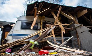 Eine Kindergießkanne liegt vor den Trümmern der zum Teil bereits abgerissenen Parzelle. - picture alliance/dpa Eine Kindergießkanne liegt vor den Trümmern der zum Teil bereits abgerissenen Parzelle. - picture alliance/dpa