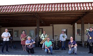 Die "Jekits Teacher Band" der Kreismusikschule Paderborn mit den Musikschullehrerinnen und -lehrern (v.l.) Andrea Agethen, Franz-Josef Rose, Michaela Terschlüsen-Freitag, Guido Böger, Eddi Kleinschnittger, Jan Niklas Wehmeier, Steffen Zankl und Sebastian Meyer. - Kreis Paderborn Die "Jekits Teacher Band" der Kreismusikschule Paderborn mit den Musikschullehrerinnen und -lehrern (v.l.) Andrea Agethen, Franz-Josef Rose, Michaela Terschlüsen-Freitag, Guido Böger, Eddi Kleinschnittger, Jan Niklas Wehmeier, Steffen Zankl und Sebastian Meyer. - Kreis Paderborn