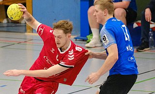 Julian Niedergriese (am Ball) und seine TSG-Reserve bestanden in Oberaden und bleiben im Aufstiegsrennen. - Andreas Zobe Julian Niedergriese (am Ball) und seine TSG-Reserve bestanden in Oberaden und bleiben im Aufstiegsrennen. - Andreas Zobe