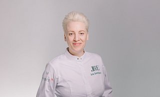 "Die Freude ist jedes Jahr gleich groß": Iris Bettinger, Köchin und Chefin des Hotel Restaurant Reuter, und ihr Team wurden auch dieses Jahr wieder mit einem Michelin-Stern ausgezeichnet. - Fotografin Michaela Klose "Die Freude ist jedes Jahr gleich groß": Iris Bettinger, Köchin und Chefin des Hotel Restaurant Reuter, und ihr Team wurden auch dieses Jahr wieder mit einem Michelin-Stern ausgezeichnet. - Fotografin Michaela Klose