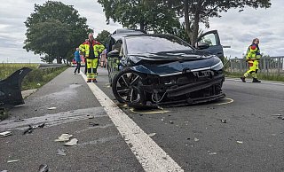 Auf der Bundesstraße 252 zwischen Warburg und Peckelsheim in Höhe Alfredshöhe ist ein Auto mit einem Motorrad kollidiert. - Burkhard Battran Auf der Bundesstraße 252 zwischen Warburg und Peckelsheim in Höhe Alfredshöhe ist ein Auto mit einem Motorrad kollidiert. - Burkhard Battran