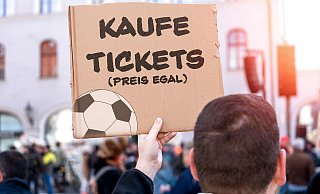 Viele Arminia-Fans wollen in Berlin dabei sein. Bei dem Ticketverkauf des DFB sind viele von ihnen leer ausgegangen. - picture alliance / CHROMORANGE Viele Arminia-Fans wollen in Berlin dabei sein. Bei dem Ticketverkauf des DFB sind viele von ihnen leer ausgegangen. - picture alliance / CHROMORANGE