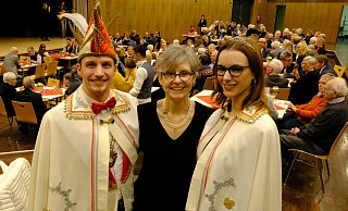 Die Brackweder Tollitäten Christina II Fuest und Kay Kevin Walzel nehmen Bezirksbürgermeisterin Regina Kopp-Herr beim Neujahrsempfang in ihre Mitte. - Susanne Lahr Die Brackweder Tollitäten Christina II Fuest und Kay Kevin Walzel nehmen Bezirksbürgermeisterin Regina Kopp-Herr beim Neujahrsempfang in ihre Mitte. - Susanne Lahr