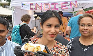 Dhvani zeigt am Stand des Deutsch-Indischen Freundeskreises Gütersloh Knusper-Bällchen mit Chutneys - Jens Dünhölter Dhvani zeigt am Stand des Deutsch-Indischen Freundeskreises Gütersloh Knusper-Bällchen mit Chutneys - Jens Dünhölter