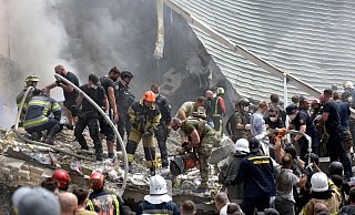 Rettungskräfte nach dem Vorfall auf der Suche nach möglichen Verschütteten. (Archivbild) - Ukrinform/dpa Rettungskräfte nach dem Vorfall auf der Suche nach möglichen Verschütteten. (Archivbild) - Ukrinform/dpa
