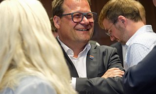 Bürgermeister Lars Bökenkröger hält seine Mitbewerber deutlich auf Distanz. Im ersten Durchgang sichert er sich die zweite Amtszeit. - Thorsten Gödecker Bürgermeister Lars Bökenkröger hält seine Mitbewerber deutlich auf Distanz. Im ersten Durchgang sichert er sich die zweite Amtszeit. - Thorsten Gödecker