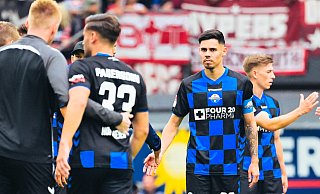 Um Paderborns Raphael Obermair (Mitte) ranken sich nach wie vor Spekulationen um einen möglichen Wechsel zum 1. FC Köln. - BESIM MAZHIQI Um Paderborns Raphael Obermair (Mitte) ranken sich nach wie vor Spekulationen um einen möglichen Wechsel zum 1. FC Köln. - BESIM MAZHIQI