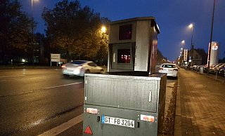 Neben dem Autohaus an der B61 steht der Blitzer und wacht in Gütersloh stadteinwärts. - Irja Most Neben dem Autohaus an der B61 steht der Blitzer und wacht in Gütersloh stadteinwärts. - Irja Most