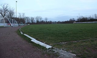 Der Hauptplatz am Sport- und Schulzentrum wird erneuert, es gibt hier bald einen Kunstrasenplatz mit neuer Laufbahn drumherum. Dann ist die mit Landesmitteln geförderte Modernisierung der Begegnungs-, Sport- und Freizeitstätte abgeschlossen. - Birgit Guhlke Der Hauptplatz am Sport- und Schulzentrum wird erneuert, es gibt hier bald einen Kunstrasenplatz mit neuer Laufbahn drumherum. Dann ist die mit Landesmitteln geförderte Modernisierung der Begegnungs-, Sport- und Freizeitstätte abgeschlossen. - Birgit Guhlke