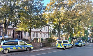 Insgesamt parkten drei Polizeiwagen mit Blaulicht vor dem Höxteraner Stadthaus am Petritor. - Simone Flörke Insgesamt parkten drei Polizeiwagen mit Blaulicht vor dem Höxteraner Stadthaus am Petritor. - Simone Flörke