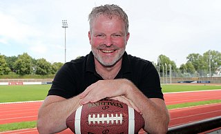 Sein zweites Wohnzimmer: Heiko Schreiber, langjähriger Receiver der Bielefeld Bulldogs, fühlt sich auf der Rußheide immer noch zuhause. Im Hintergrund kümmert sich der Bulldogs-Vizepräsident-Sport um die Abteilungen Football, Cheerleading und Basketball. - Wolfgang Rudolf Sein zweites Wohnzimmer: Heiko Schreiber, langjähriger Receiver der Bielefeld Bulldogs, fühlt sich auf der Rußheide immer noch zuhause. Im Hintergrund kümmert sich der Bulldogs-Vizepräsident-Sport um die Abteilungen Football, Cheerleading und Basketball. - Wolfgang Rudolf