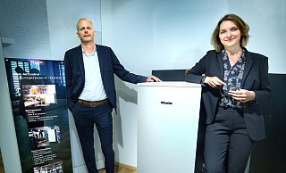 Ähnelt einem Kühlschrank: Jan-Bernd Rapp und Ulrike Weber neben dem Air Control. - Andreas Frücht Ähnelt einem Kühlschrank: Jan-Bernd Rapp und Ulrike Weber neben dem Air Control. - Andreas Frücht