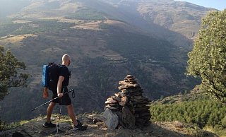 Marvin Karweger (39) wandert auf seiner Route absichtlich viel über Berge und Wiesen. - Marvin Karweger Marvin Karweger (39) wandert auf seiner Route absichtlich viel über Berge und Wiesen. - Marvin Karweger