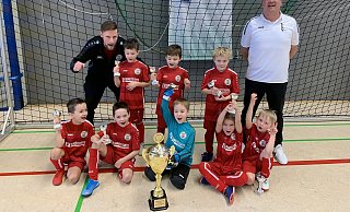 Makellose Bilanz: Die G-Junioren des Bünder SV siegten in allen drei Spielen und blieben ohne Gegentor. Den vom Bünder Stadtsportverbandsvorsitzenden Marcel Ta (r.) überreichten Stadtmeister-Pokal holten sich Noah Koch, Bennet Siekmann, Jasper Holtmann, Jost Bergmann, Elias Bredenkötter, Noah Wittich, Sarp Telli, Andi Geruri, Nick Therolf und Can-Luka Celebi sowie die Trainer Viktor Wittich, Atakon Celebi und Marc Brendenkötter. - Thorsten Mailänder Makellose Bilanz: Die G-Junioren des Bünder SV siegten in allen drei Spielen und blieben ohne Gegentor. Den vom Bünder Stadtsportverbandsvorsitzenden Marcel Ta (r.) überreichten Stadtmeister-Pokal holten sich Noah Koch, Bennet Siekmann, Jasper Holtmann, Jost Bergmann, Elias Bredenkötter, Noah Wittich, Sarp Telli, Andi Geruri, Nick Therolf und Can-Luka Celebi sowie die Trainer Viktor Wittich, Atakon Celebi und Marc Brendenkötter. - Thorsten Mailänder