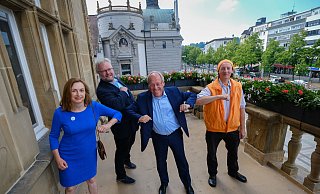 Sie haken sich ein, gehen gemeinsam voran: Claudia Böhm, Michael Schem, Pit Clausen und Pip Cozens. - Foto: Andreas Zobe/NW Sie haken sich ein, gehen gemeinsam voran: Claudia Böhm, Michael Schem, Pit Clausen und Pip Cozens. - Foto: Andreas Zobe/NW