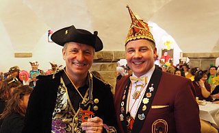 Herzlich willkommen im Nieheimer Eurokatzen-Club hieß der NKG-Vorsitzende Stephan von Kölln (r.) Landrat Michael Stickeln während der närrischen Sitzung im Rathauskeller. - Josef Köhne Herzlich willkommen im Nieheimer Eurokatzen-Club hieß der NKG-Vorsitzende Stephan von Kölln (r.) Landrat Michael Stickeln während der närrischen Sitzung im Rathauskeller. - Josef Köhne