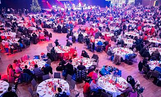 Obdachlose und Bedürftige bei der 29. Weihnachtsfeier für Obdachlose und Bedürftige des Sängers Frank Zander im Berliner Hotel Estrel. - Christoph Soeder/dpa Obdachlose und Bedürftige bei der 29. Weihnachtsfeier für Obdachlose und Bedürftige des Sängers Frank Zander im Berliner Hotel Estrel. - Christoph Soeder/dpa
