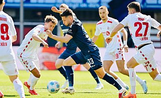 SCP-Verteidiger Marcel Hoffmeier, der hier gleich von vier Kölnern umringt wird, zählte zu den besten Paderbornern. - Besim Mazhiqi SCP-Verteidiger Marcel Hoffmeier, der hier gleich von vier Kölnern umringt wird, zählte zu den besten Paderbornern. - Besim Mazhiqi